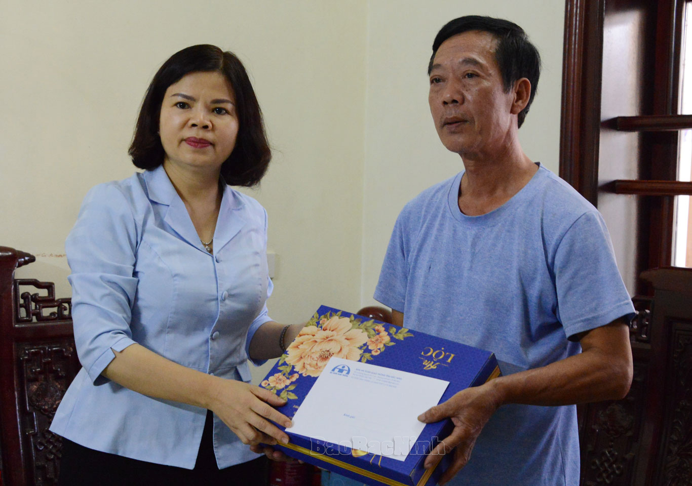 Chủ tịch UBND tỉnh Nguyễn Hương Giang thăm, tặng quà gia đình nạn nhân bị tử vong vì tai nạn giao thông