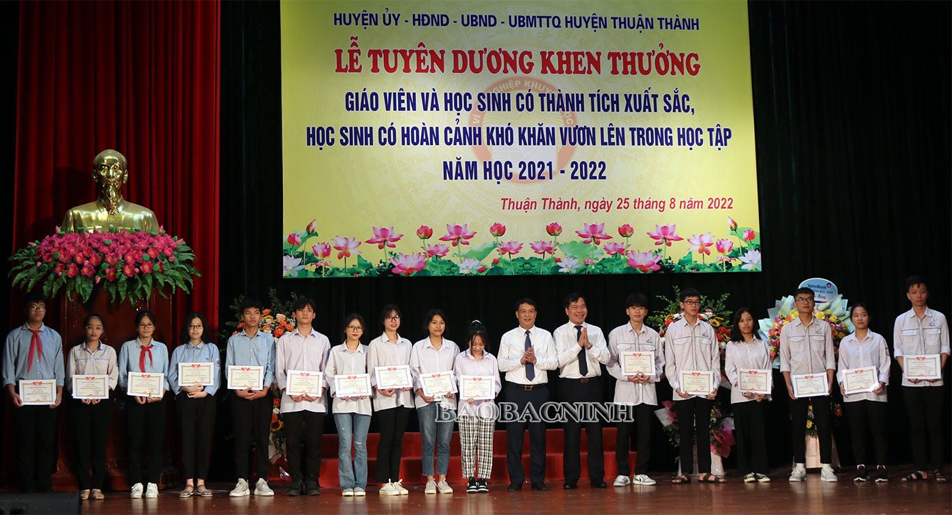 Thuận Thành tuyên dương khen thưởng giáo viên và học sinh tiêu biểu năm học 2021-2022
