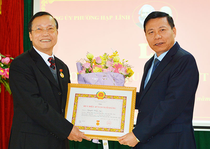 Bí thư Tỉnh ủy Nguyễn Nhân Chiến trao Huy hiệu Đảng tại phường Hạp Lĩnh