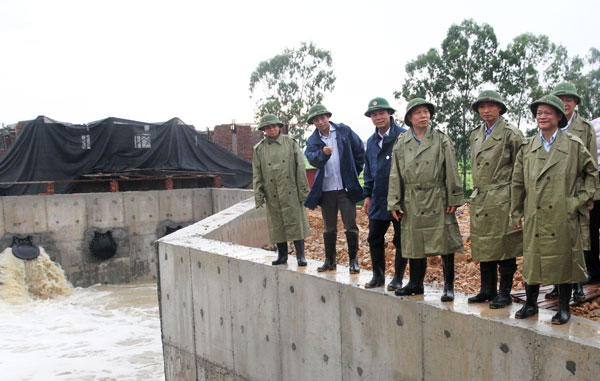 Bí thư Tỉnh ủy Nguyễn Nhân Chiến kiểm tra công tác phòng chống lụt bão tại Tiên Du và Từ Sơn