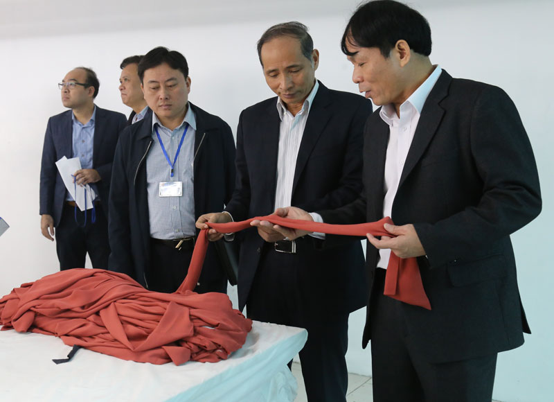 Phó Chủ tịch UBND tỉnh Nguyễn Hữu Thành kiểm tra tình hình sản xuất tại Công ty May Đáp Cầu