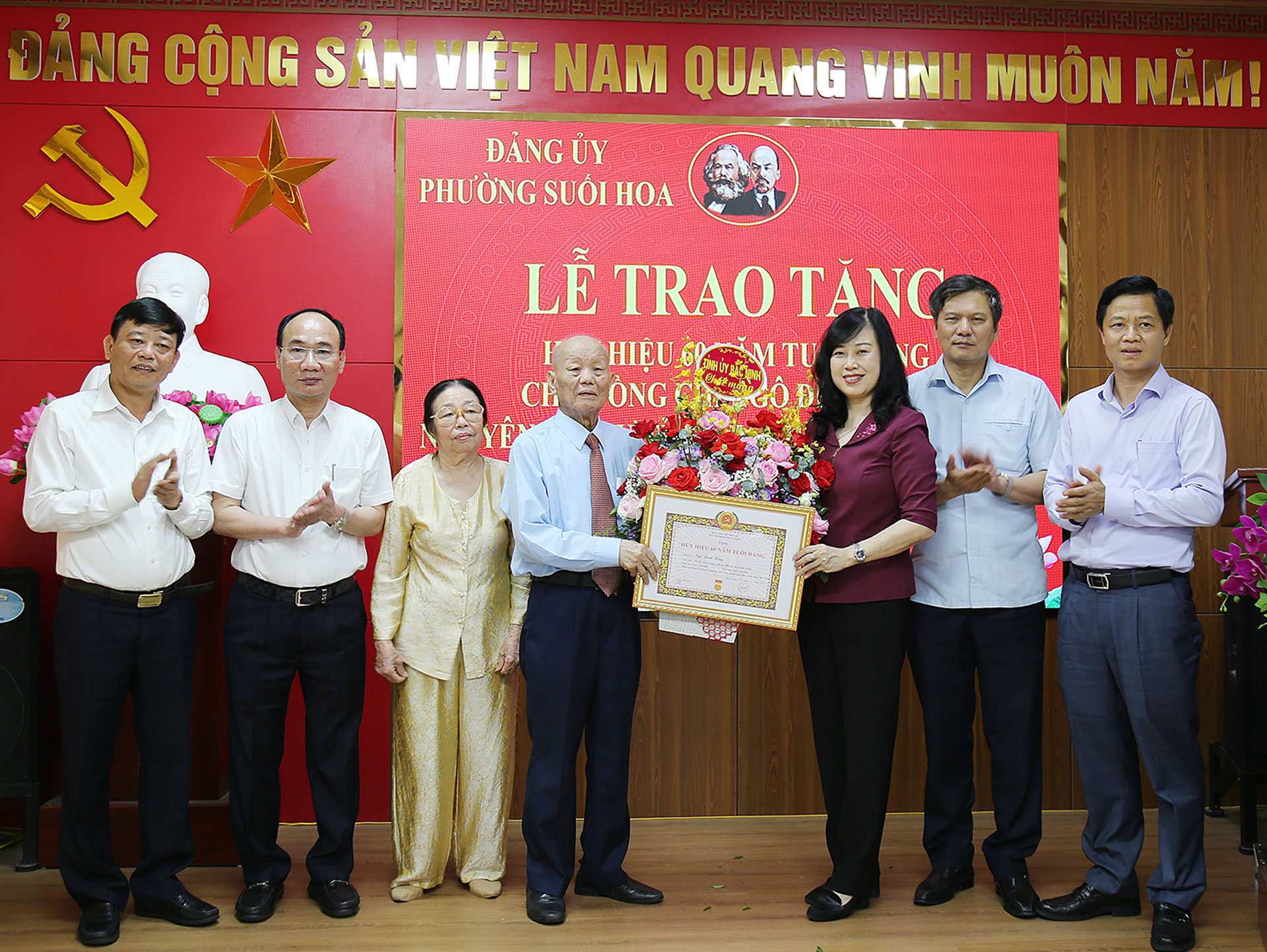 Bí thư Tỉnh ủy Đào Hồng Lan trao Huy hiệu 60 năm tuổi Đảng cho nguyên Bí thư Tỉnh ủy, nguyên Chủ tịch HĐND tỉnh Ngô Đình Loan