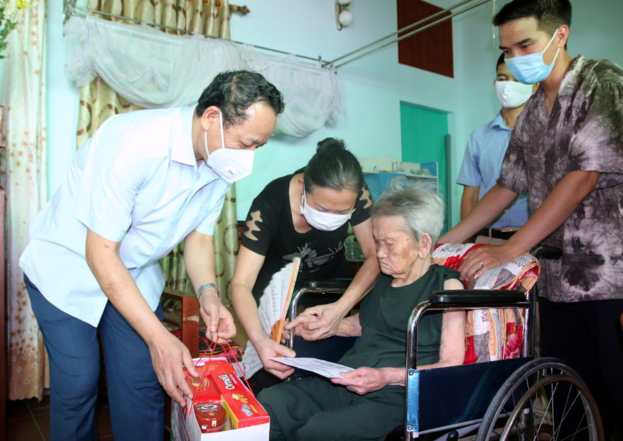 Phó Bí thư Thường trực Tỉnh ủy, Chủ tịch HĐND tỉnh Nguyễn Quốc Chung thăm, tặng quà nhân Ngày Thương binh liệt sỹ