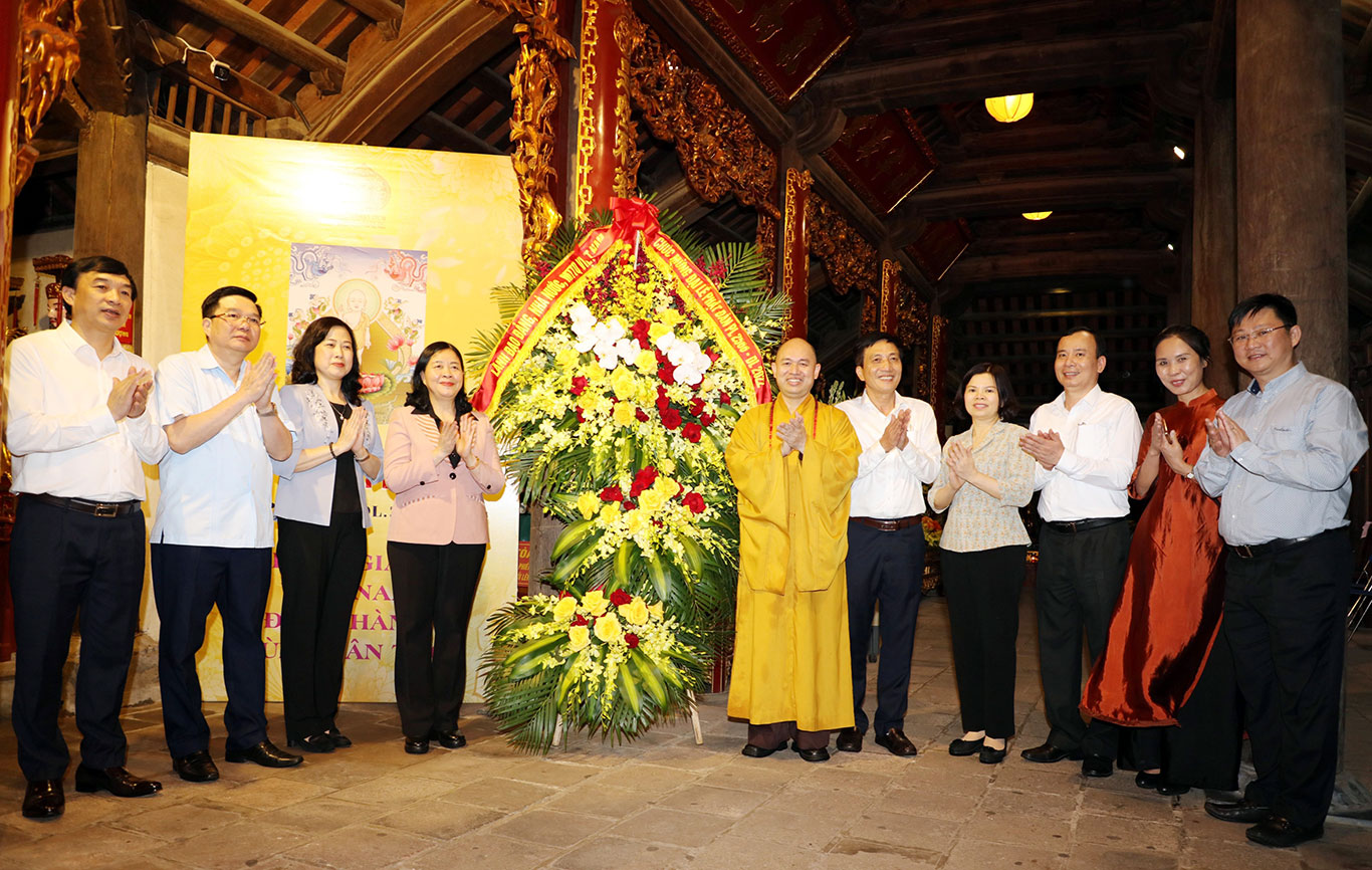 Trưởng ban Dân vận Trung ương Bùi Thị Minh Hoài thăm, chúc mừng Đại lễ Phật đản tại Bắc Ninh